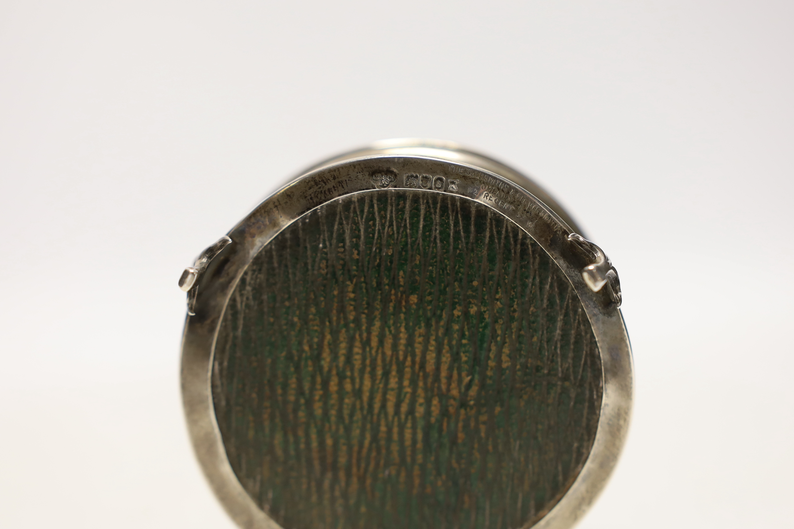 A George V silver and tortoiseshell pique circular trinket box, Goldsmiths & Silversmiths Co Ltd, London, 1913, diameter 71mm.